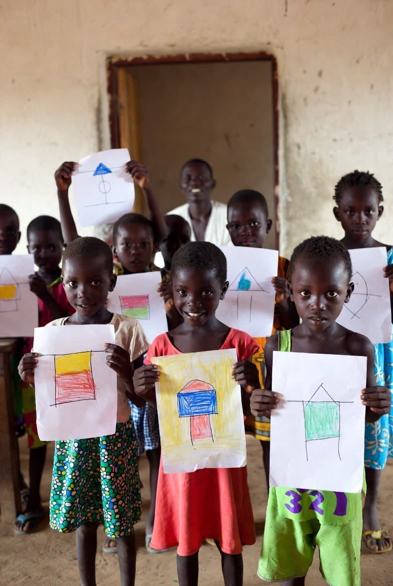 Des enfants de Ndiayène Pendao brandissent fièrement leurs dessins colorés