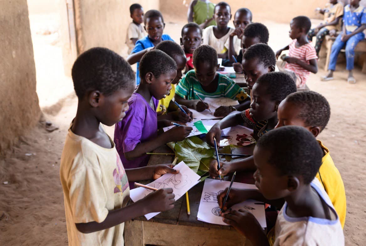 Élèves de Ndiayène Pendao dessinant ensemble pendant un atelier